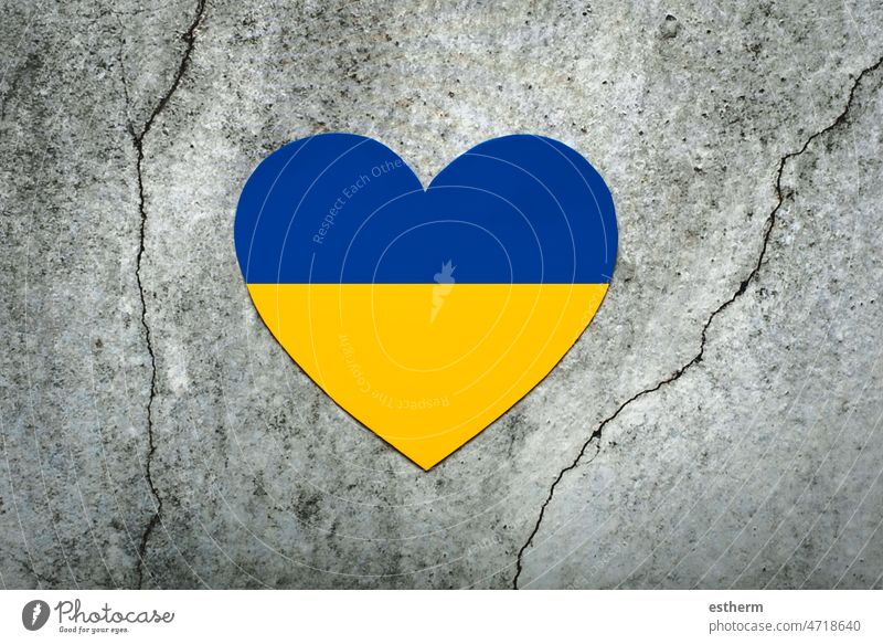 Draufsicht auf die Nationalflagge der Ukraine in Form eines Herzens. Konzept der Spende Flagge der Ukraine Selbstständigkeit Regierung Welt Zustand Europa Krieg