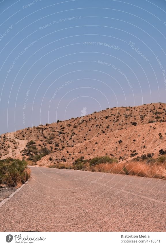 Taberna-Wüstenlandschaft in Almeria, Spanien, in der eine Straße zu sehen ist Steppenläufer Andalusia Western wüst Autobahn Landschaft reisen Asphalt Utah USA