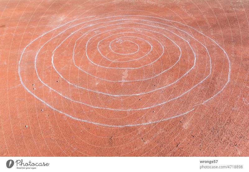 Spiralförmiger Kreidekreis auf rötlichem Untergrund Spirale spiralförmig Kinderzeichnung rötlicher Untergrund rötlicher Split abstrakt dünn geheimnisvoll