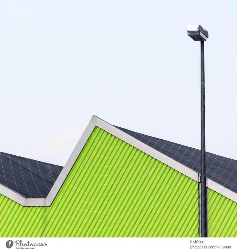 grüne Blechfassade mit Strassenlaterne gestreift Wellblechwand Wand Fassade minimalistisch Wellblechfassade Zweckbau Moderne Architektur modern Design