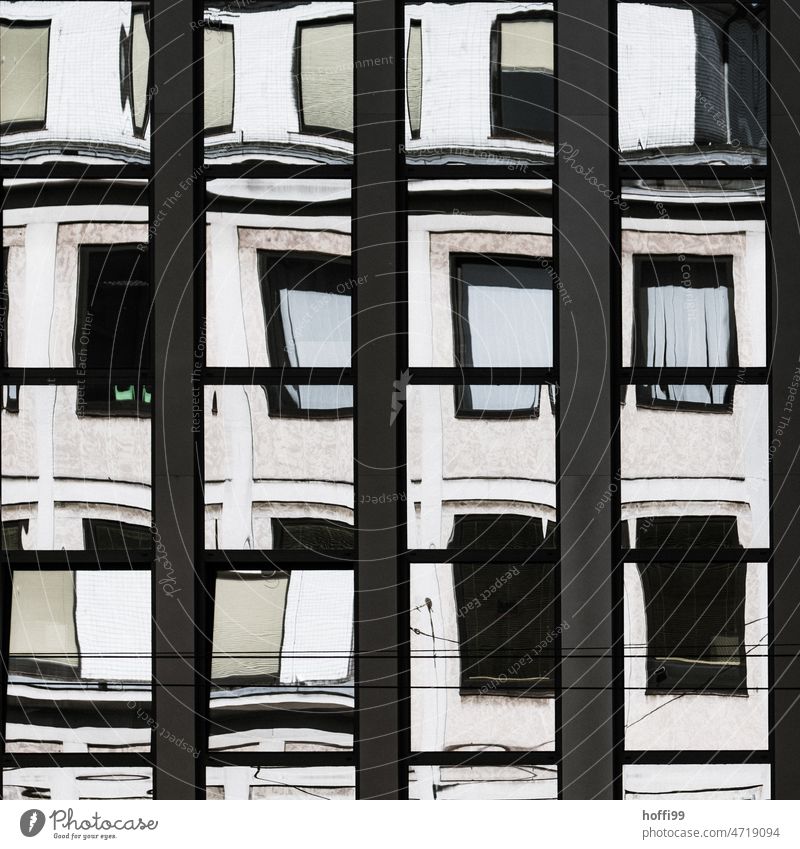 verzerrtes Bild einer Fensterfassade Ampel architektur fenster Glasfassade modern Besiegelung Reflexion & Spiegelung Fassade Gebäude Hochhaus Architektur