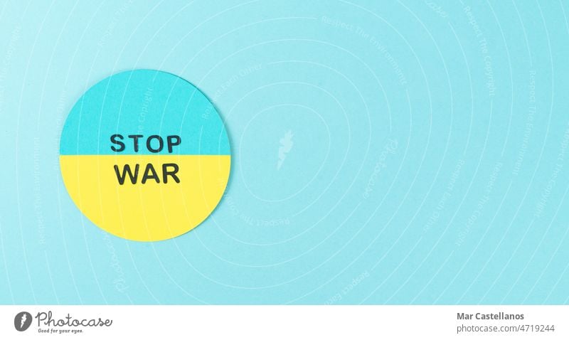 STOP WAR. Pappkreis mit ukrainischer Flagge und der Botschaft "Stop war". Platz zum Kopieren. Krieg beenden Nachricht Ukraine Konflikt Invasion Fahne Karton