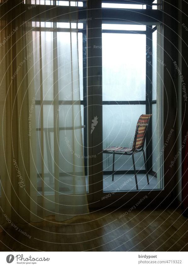Gartenstuhl auf verglastem Balkon mit Vorhang Glas Fenster Menschenleer Gardine Tag Häusliches Leben Licht Stille Apartment Wohnhaus Regen Nebel