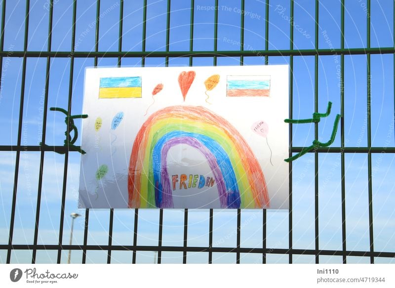 von Kindern bemaltes Plakat mit Friedenswunsch Solidarität solidarisch Symbole & Metaphern gemalte Symbole Herzchen Regenbogen Luftballons Friedensbotschaft