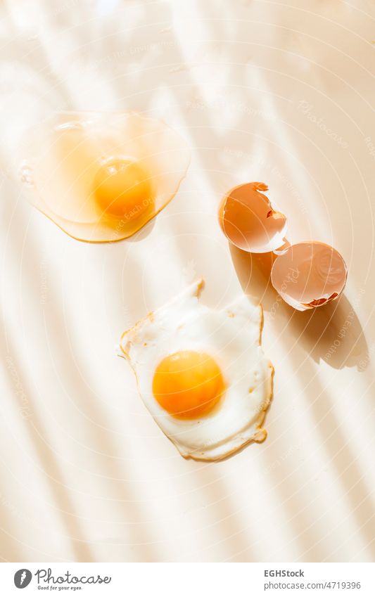 Rohes Ei, Spiegelei und aufgeschlagene Eierschale geknackt roh gebraten Muster präsentieren vergangen Zukunft Ernährung Cholesterin verbrannt Produkt