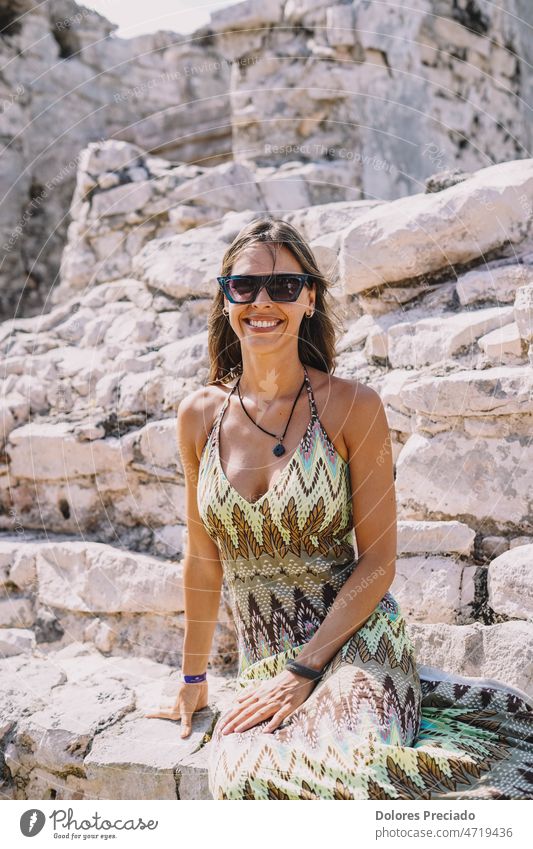 Frau sitzt auf einer steinernen Maya-Ruine Accessoire Architektur attraktiv Hintergrund schön Schönheit Kaukasier Großstadt wüst Ausflugsziel Kleid Eleganz Mode
