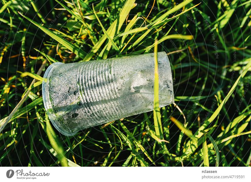 Verschmutzung eines Plastikbechers auf einer Wiese Kunststoff Missbrauch Flasche Chemikalie Großstadt Tasse Glas Abfall wiederverwerten Müll dreckig Schadstoffe
