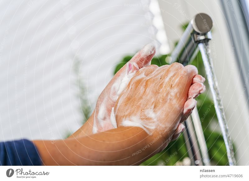 Hygiene. Hände reinigen. Hände mit Seife waschen Waschen Hand Krankenhaus Küche Wasser Arzt medizinisch Nahaufnahme schäumen Waschraum Infektion Bakterien Bad