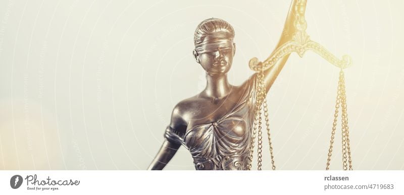 Die Statue der Gerechtigkeit - Lady Justice oder Iustitia / Justitia die römische Göttin der Gerechtigkeit Recht Anwalt legal Dame Skala Rechtsanwalt Regierung