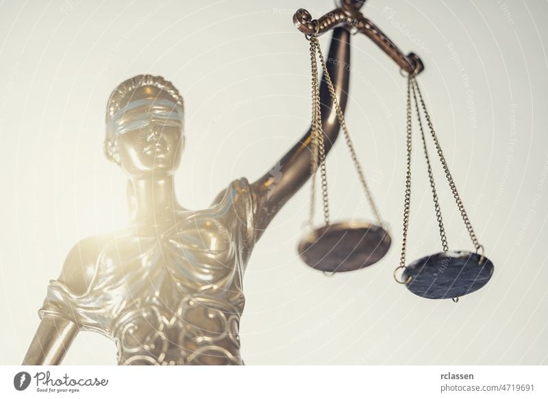 Die Statue der Gerechtigkeit - Lady Justice oder Iustitia / Justitia die römische Göttin der Gerechtigkeit Anwalt Recht urteilen legal Verbrechen Jury Gericht