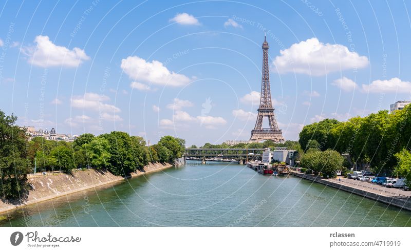 Pariser Eiffelturm und Fluss Seine im Sommer in Paris, Frankreich. Der Eiffelturm ist eines der bekanntesten Wahrzeichen von Paris. Turm Skyline