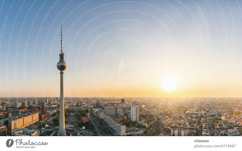 Berlin Skyline Panorama Luftaufnahme mit berühmtem Fernsehturm am Alexanderplatz in der Dämmerung während der blauen Stunde, Deutschland. copyspace für Ihren individuellen Text.