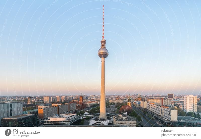 Berliner Fernsehturm am Alexanderplatz, Deutschland-Ansicht. Skyline Turm Europa Wahrzeichen Sonnenuntergang Stadtbild Architektur Morgen Technik & Technologie