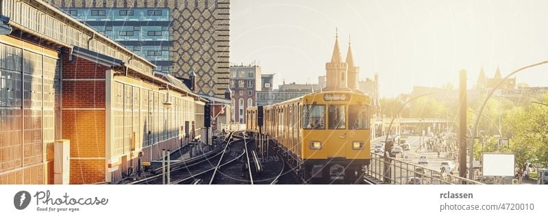 Panoramablick auf die Berliner U-Bahn mit Oberbaumbrücke im Hintergrund im goldenen Abendlicht bei Sonnenuntergang mit Retro-Vintage-Instagram-Stil Hipster-Filter-Effekt, Berlin Friedrichshain-Kreuzberg