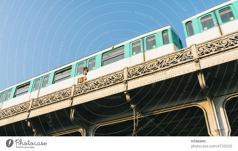 Bir-Hakeim-Brücke mit Metro in paris, frankreich Paris Eiffel Turm Wahrzeichen Zug Frankreich bir-hakeim U-Bahn Skyline Verkehr Öffentlich Geschwindigkeit