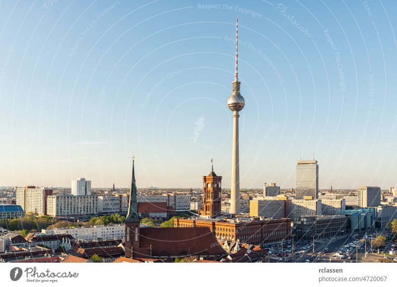 Luftaufnahme der Berliner Skyline mit berühmten Fernsehturm in schönen Abend Licht bei Sonnenuntergang, Deutschland Ausflugsziel reisen Turm Großstadt Panorama