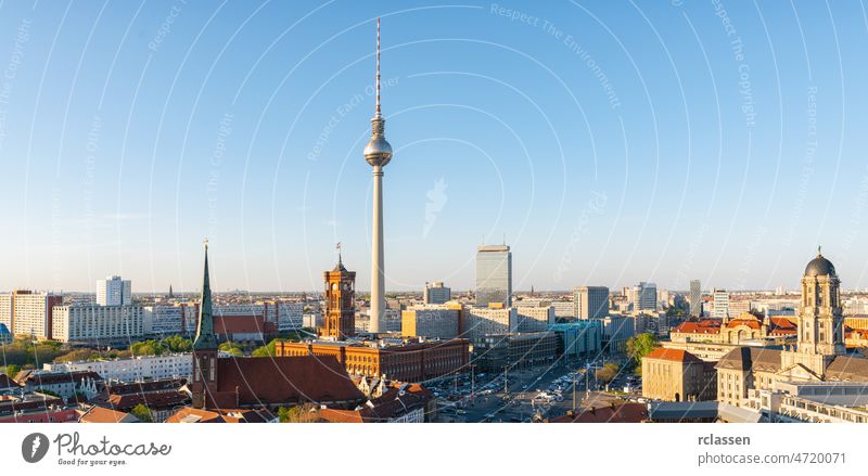 Berliner Skyline-Panorama mit berühmtem Fernsehturm in schönem Abendlicht bei Sonnenuntergang, Deutschland Ausflugsziel reisen Turm Großstadt FERNSEHER Europa