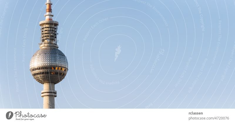 Der Fernsehturm ddr auf dem Alexanderplatz in Berlin, Deutschland. copyspace für Ihren individuellen Text. Turm FERNSEHER Antenne Textfreiraum Architektur