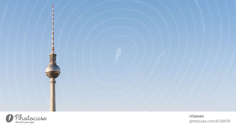 Der Fernsehturm ddr auf dem Alexanderplatz in Berlin, Deutschland. copyspace für Ihren individuellen Text. Banner Größe Turm FERNSEHER Antenne Textfreiraum