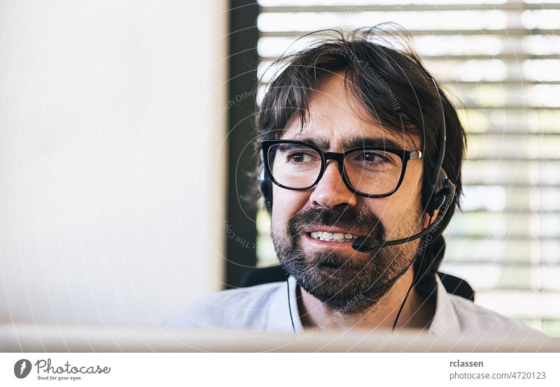 Lächelnder, freundlicher, gutaussehender männlicher Call Center Operator, der in einem Büro arbeitet Anruf Zentrum Mann Betreiber Telefon Business Headset