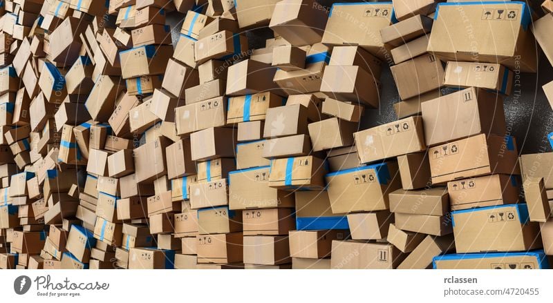 Viele gestapelte Kartons und Boxen bevore bewegen zu liefern. Logistik und Lieferung Konzept Bild Hintergrund Kasten Ostern Stapel chaotisch