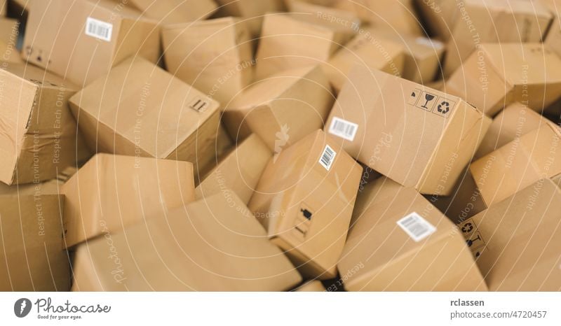 Stapel versandbereiter Kisten. Logistik- und Lieferkonzept. Kasten Karton Ostern Hintergrund chaotisch Güterverkehr & Logistik braun Ladung Weihnachten viele