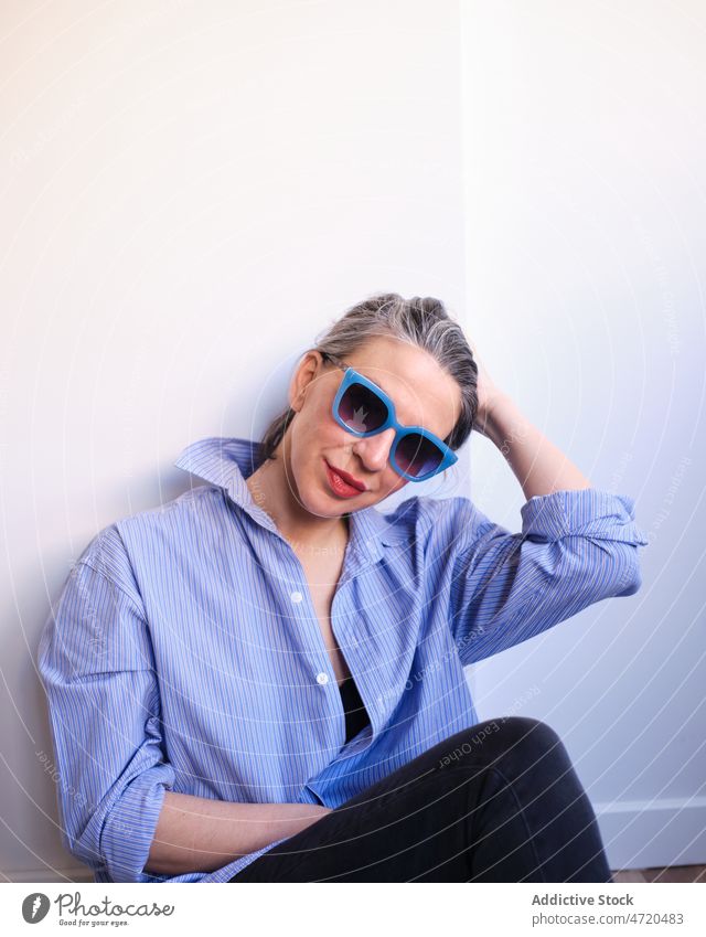 Frau mit Sonnenbrille an der Wand Stil feminin Vorschein Design Raum trendy Kleidungsstück Accessoire Brille Bekleidung Dame froh Licht positiv Optimist Inhalt
