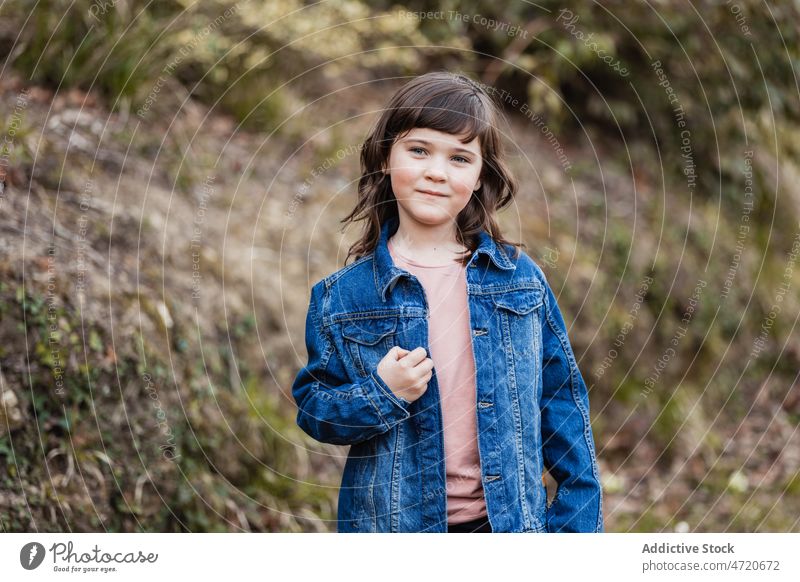 Charmantes Mädchen in Jeansjacke in der Natur Vorschein Kind sorgenfrei Individualität positiv Porträt Landschaft Kindheit charmant niedlich angenehm neugierig