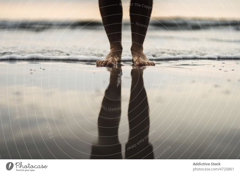 Unbekannter Mann am nassen Strand Reisender Bein reisen MEER Insel Zeitvertreib Ausflug platschen Wasser Abenteuer Hafengebiet Meeresufer Spanien Kanarienvogel