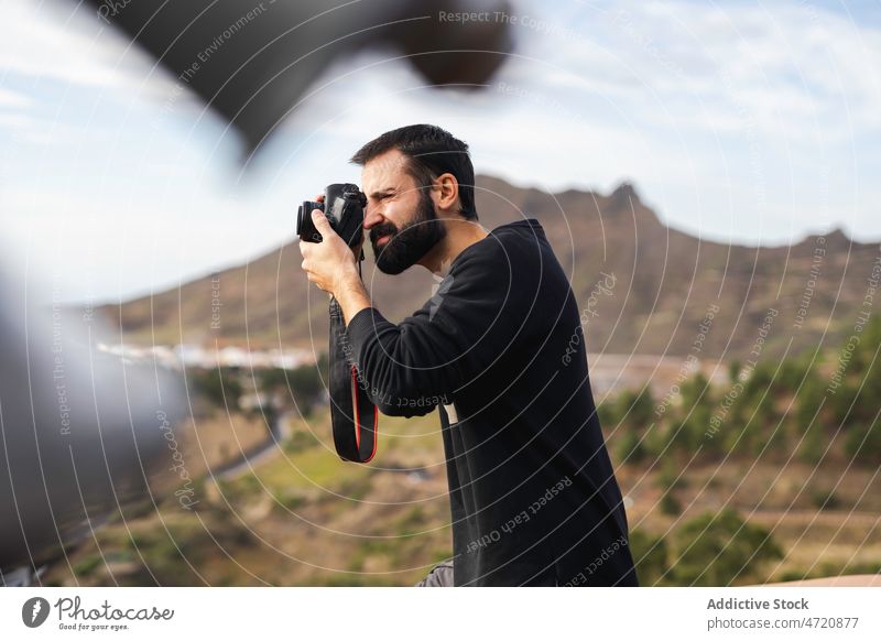 Männlicher Tourist, der die Natur mit der Kamera fotografiert Mann fotografieren Fotoapparat Aussichtspunkt Hochland Reise erkunden reisen Ausflug männlich