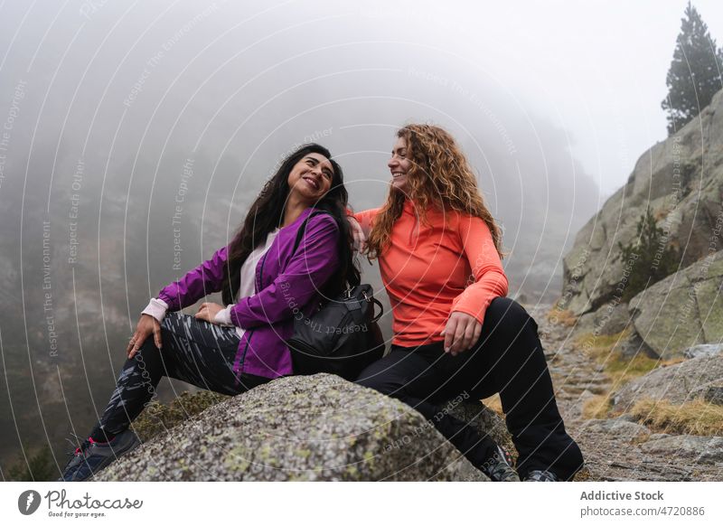 Fröhliche Frauen am Rande des Berges Freund Bonden Reisender Wanderer Berge u. Gebirge Hochland Trekking Natur Abenteuer Wanderung erkunden Aktivität Ausflug
