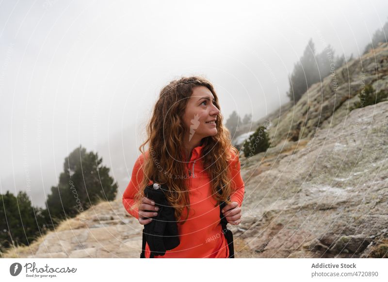 Frau auf felsiger Klippe in der Natur Reisender Wanderer Berge u. Gebirge Hochland Trekking Abenteuer Wanderung erkunden Aktivität Ausflug Fernweh Berghang
