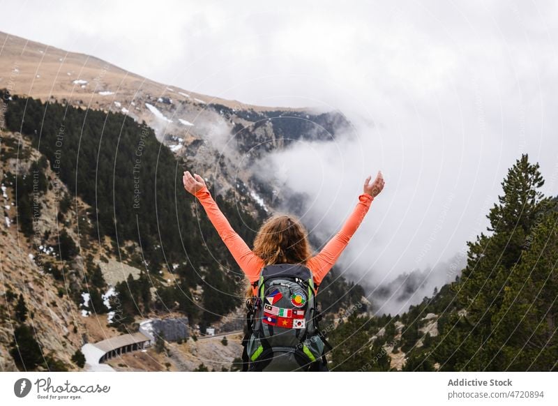 Anonyme Frau auf einem Berg, die die Natur genießt Reisender Hochland bewundern Wanderer Berge u. Gebirge Trekking Abenteuer Wanderung erkunden Aktivität