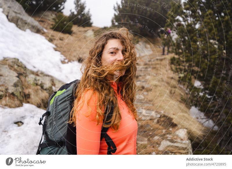 Fröhliche Frau beim Wandern in der Natur Reisender Wanderer Trekking Abenteuer Wanderung erkunden Zeitvertreib Freizeit Ausflug Aktivität Fernweh Entdecker