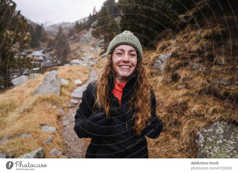 Fröhliche Frau beim Wandern in der Natur Reisender Wanderer Trekking Abenteuer Wanderung erkunden Zeitvertreib Freizeit Ausflug Aktivität Fernweh Entdecker