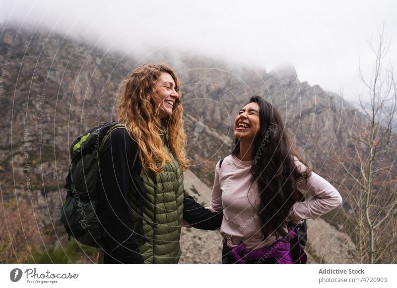 Lachende Frauen in bergigem Gebiet Freund Bonden Reisender Wanderer Berge u. Gebirge Hochland Natur Zeitvertreib Spaß haben Stimmung Trekking Freundschaft