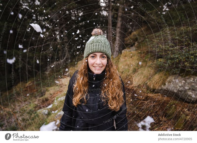 Porträt Fröhliche Frau beim Wandern in der Natur Reisender Wanderer Trekking Abenteuer Wanderung erkunden Zeitvertreib Freizeit Ausflug Aktivität Fernweh