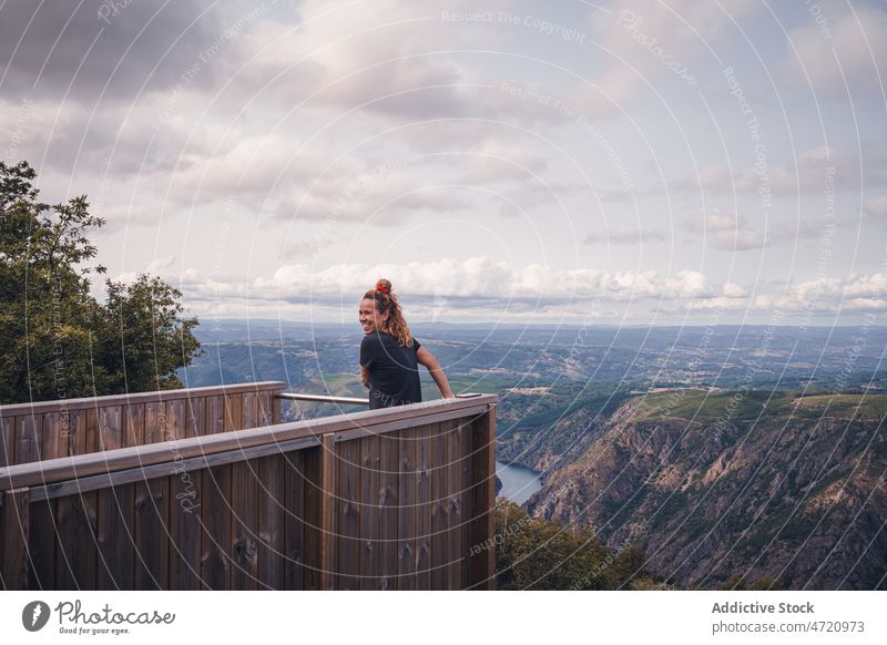 Reisende erwachsene Frau bewundert Blick auf Canyon Schlucht beobachten Reisender Landschaft reisen heiter Tourist Berge u. Gebirge malerisch bewundern Natur