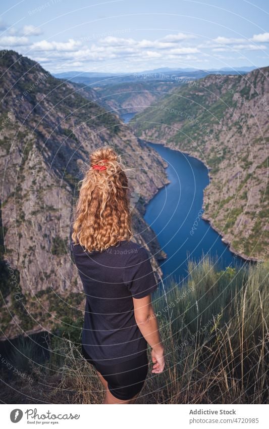 Wanderin steht und schaut auf Sil Canyon Frau Reisender bewundern Schlucht beobachten Berge u. Gebirge Natur Wanderer Schiffsdeck erstaunlich Dame reisen