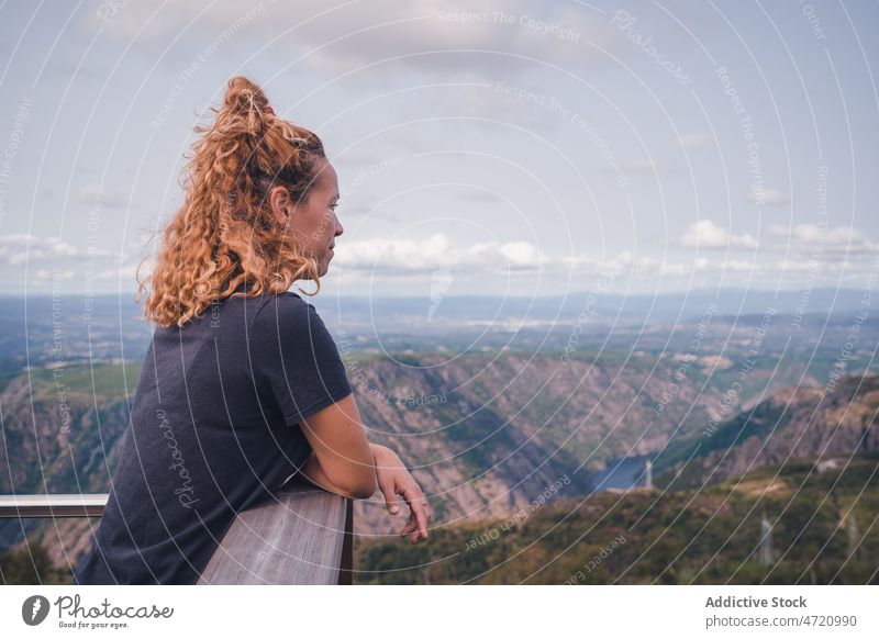 Wanderin steht und schaut auf Sil Canyon Frau Reisender bewundern Schlucht beobachten Berge u. Gebirge Natur Wanderer Schiffsdeck erstaunlich Dame reisen