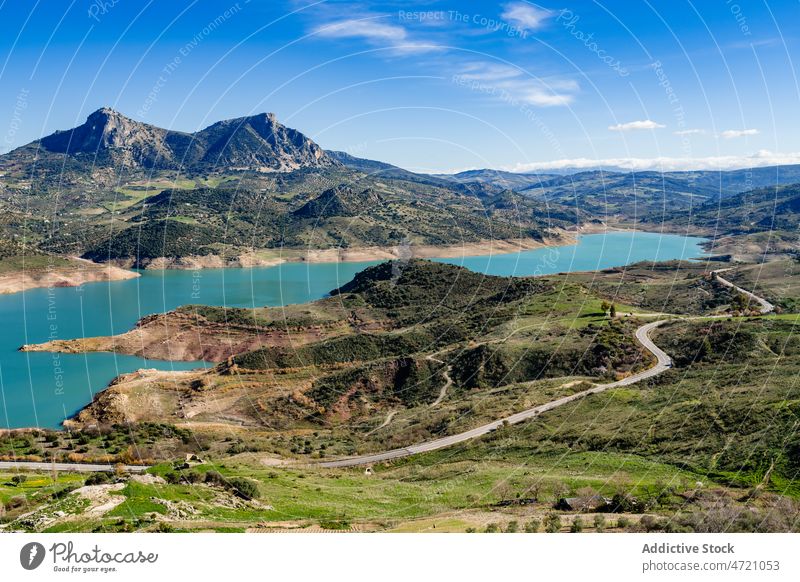 Malerische Landschaft mit einem von Bergen umgebenen See in Spanien Berge u. Gebirge Natur Tal Wald malerisch Seeufer Straße Kamm Windstille atemberaubend