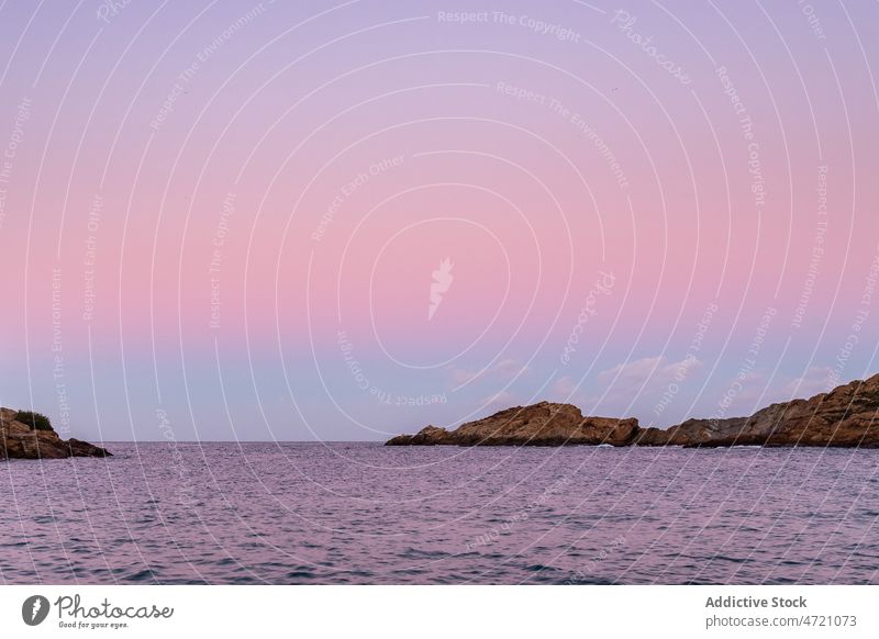 Plätscherndes Meer mit felsiger Küste in der Dämmerung MEER Sonnenuntergang malerisch Szene Himmel erstaunlich Klippe Rippeln idyllisch Spanien Girona Formation