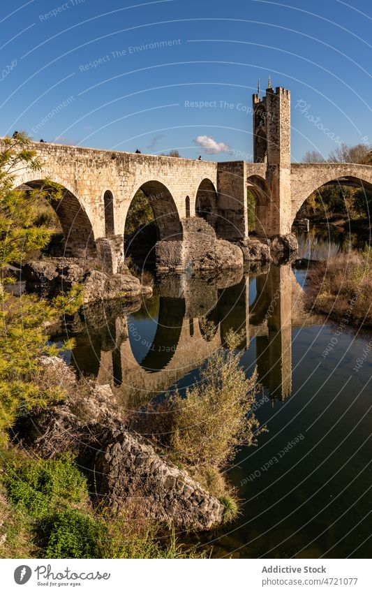 Alte Brücke über den Fluss gegen die Stadt im Gebirge Landschaft Berge u. Gebirge Sightseeing Formation Kamm antik Konstruktion reisen Spanien Girona malerisch