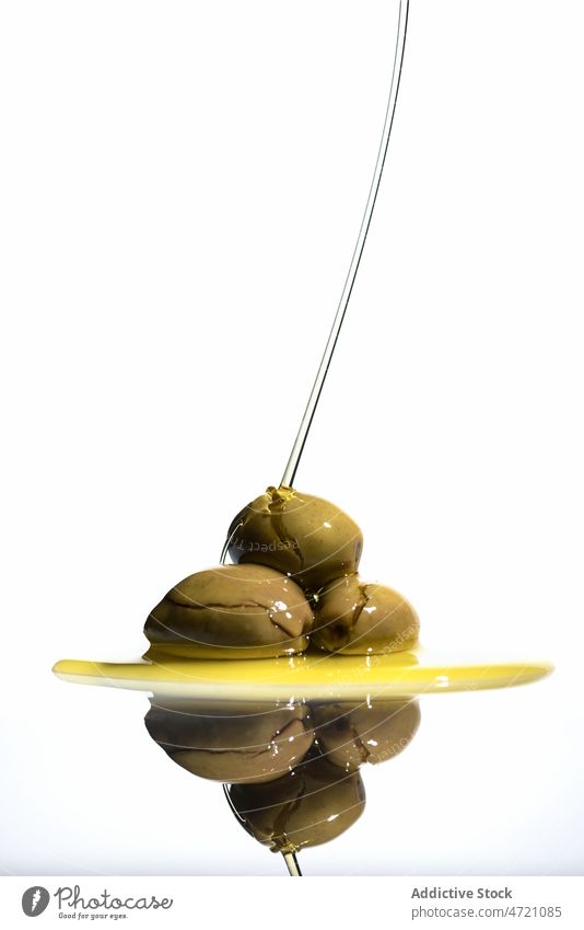 Grüne Oliven im Lichtstudio oliv Frucht Erdöl Fette organisch natürlich grün reflektieren Vitamin gesunde Ernährung Tisch Gesundheit frisch Raum Bestandteil