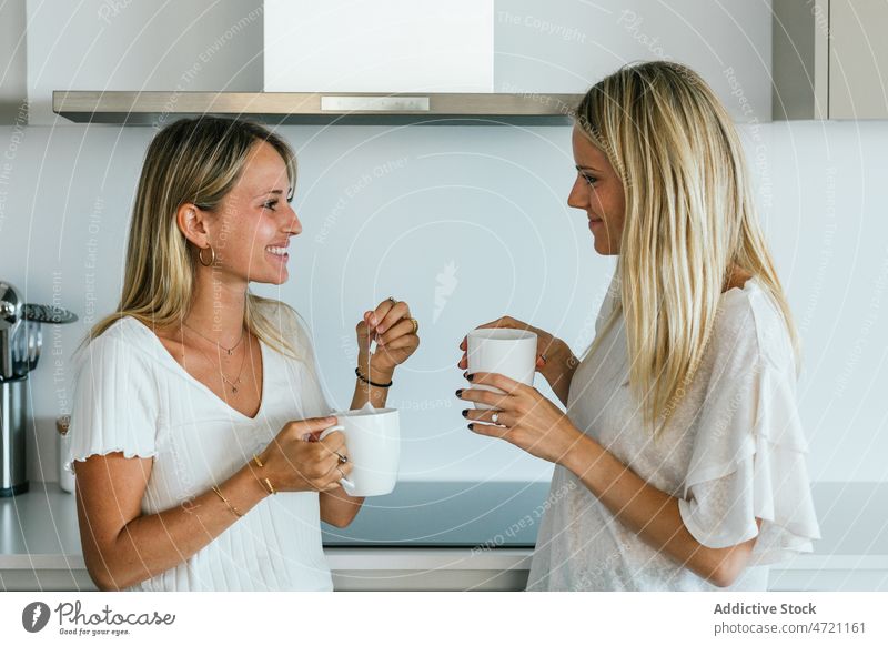 Frauen mit Kaffee plaudernd in der Küche Freund Bonden Heißgetränk Getränk Stil Zeit verbringen Talkrunde Erfrischung Geschmack Tasse Design zu Hause heimisch