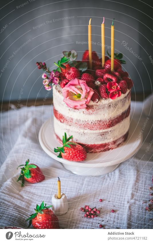 Roter Samtkuchen mit Kerzen Kuchen roter Samt Erdbeeren Blume Dekoration & Verzierung Dessert süß Konditorei Küche Geschmack Lebensmittel Beeren lecker