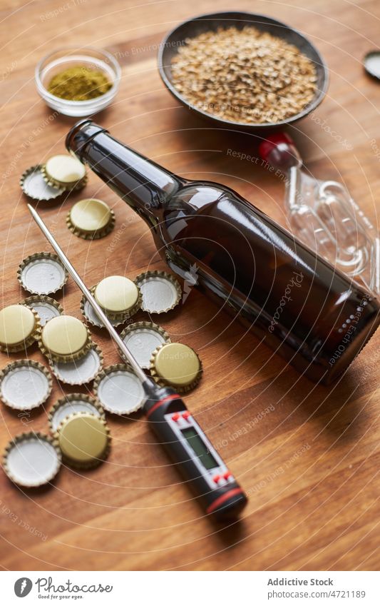 Flasche mit Zubehör für die Herstellung von selbstgebrautem Bier Thermometer schwofen Gerste Vorrat selbstgemacht Schleuse Verschlussdeckel Gerät Tisch Siegel