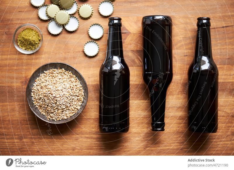 Flaschen mit Zubehör für die Herstellung von selbstgebrautem Bier schwofen Gerste Vorrat selbstgemacht Verschlussdeckel Gerät Tisch Siegel brauen Produkt