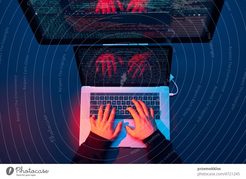 Ein Mann, der Computer und Programmierung benutzt, um den Code zu knacken. Cyber-Sicherheitsbedrohung. Internet- und Netzwerksicherheit. Stehlen privater Informationen. Person, die Technologie nutzt, um Passwörter und private Daten zu stehlen