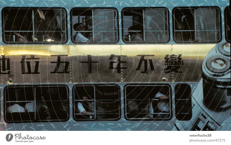 Kinderblick Straßenbahn in Hong Kong Momentaufnahme schön China Chinesisch kind in der straßenbahn gold bemaltes fahrzeug kind schaut lachen
